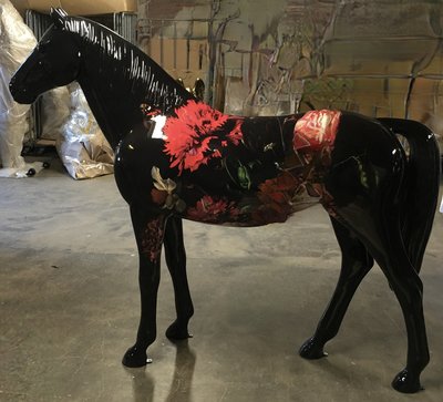 Levensgroot paard - Kunstpaard bouquet de fleurs