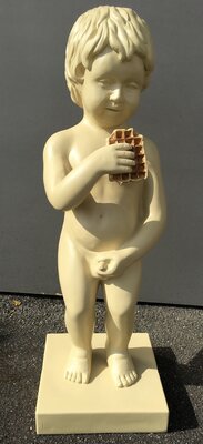 Manneken Pis XXL – Uniek Kunsthars Beeld (90 cm) met Belgische Wafel!