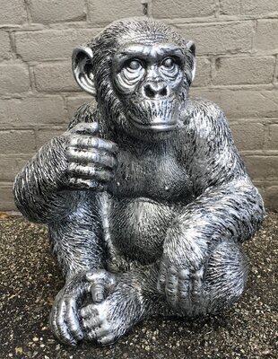 Aap Zittende chimpansee zilver kleur