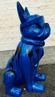 Franse bulldog Max kunstbeeld zittend met bril en stropdas blauw design splash