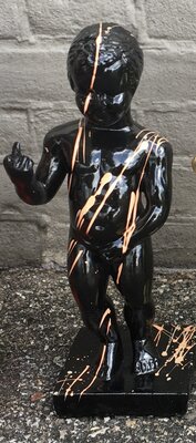 manneken Pis Kunsthars  colorful zwart splash 28cm