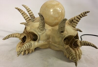 tafel wand skulllamp 4 skulls hoorns met glazen bol