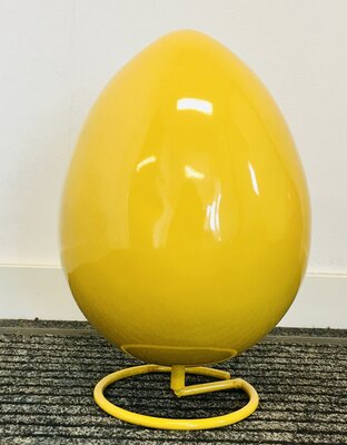 beeld Mega polyester Ei beeld - geel  op metalen statief XL