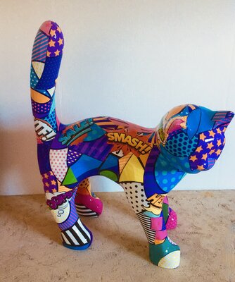 Kat Spetter met hoge rug kunstbeeld POP art design