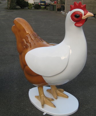 Kip XXXL op sokkel  - bruin/wit
