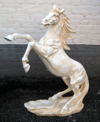 Paard steigerend creme polyester beeld