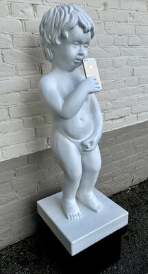 Manneken Pis XXL – Uniek Kunsthars Beeld (90 cm) met telefoon