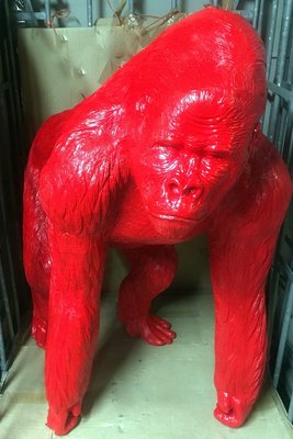 Aap Gorilla   Bokito polyester beeld rood