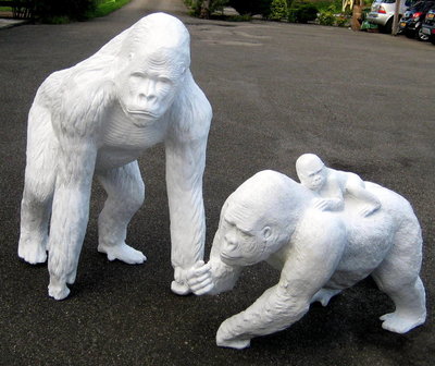 Aap gorilla met baby 120cm wit polyester beeld