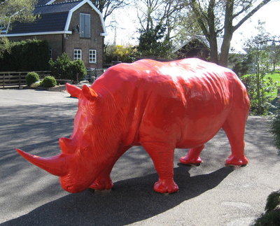 neushoorn Rhinoceros beeld polyester rood kunstbeeld