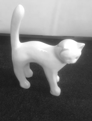 Kat met hoge rug kunsthars wit