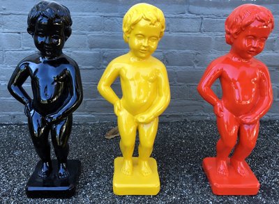 manneken pis kunsthars set 3 beelden Belgische driekleur