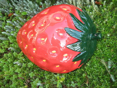 aardbei xxl polyester beeld 45cm
